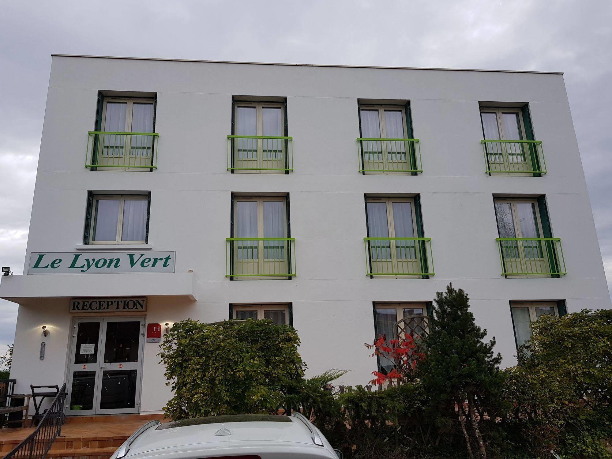 Hotel Le Lyon Vert Commentry Exterior photo
