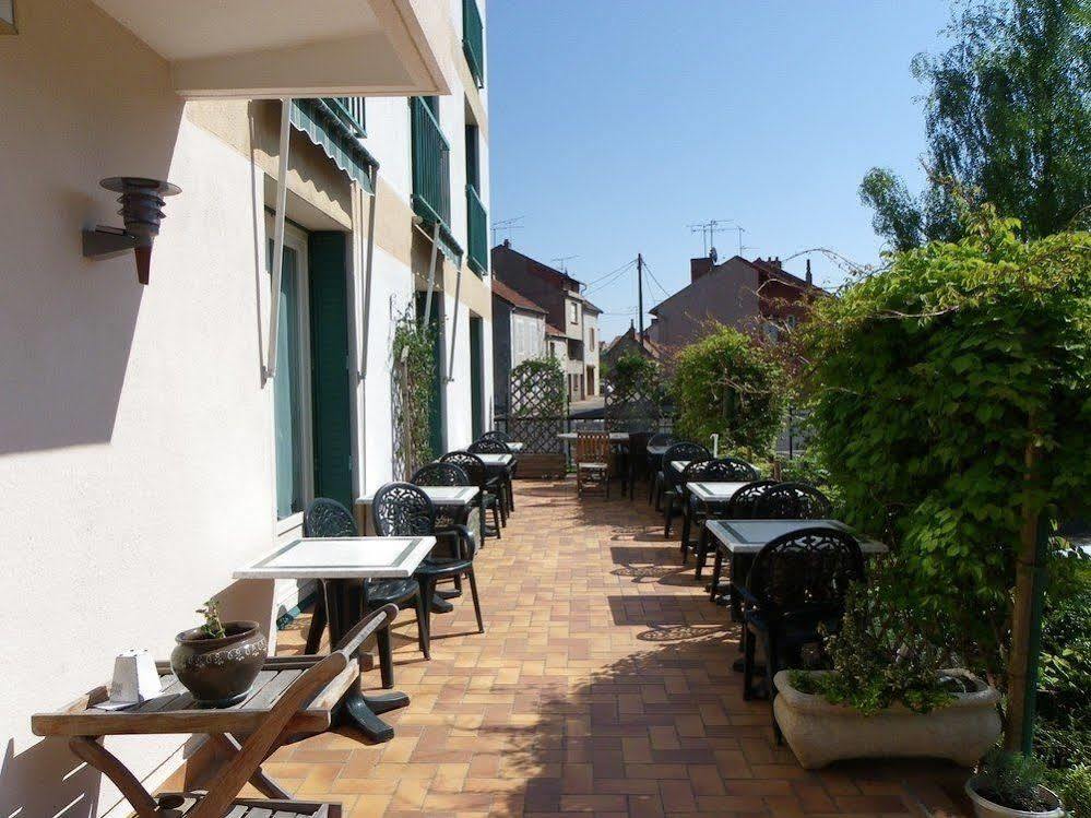 Hotel Le Lyon Vert Commentry Exterior photo